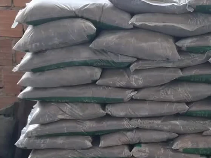 Pilha de sacos de areia de 20 kg na Caxangá Construções
