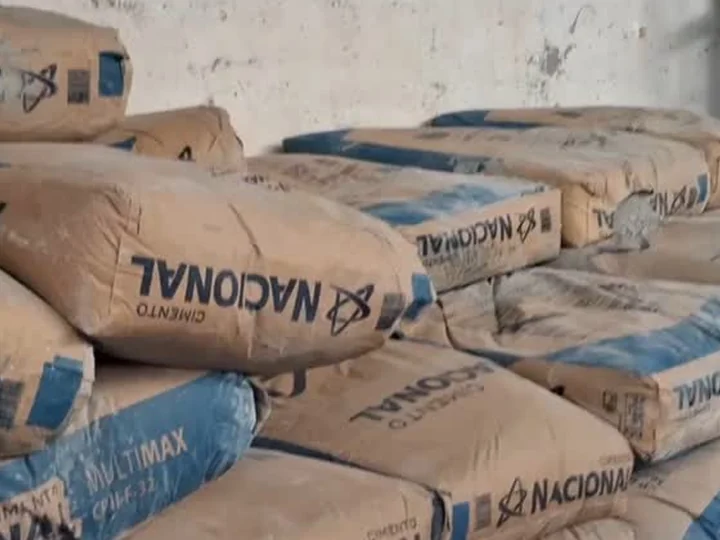 Sacos de cimento empilhados no pátio da Caxangá Construções