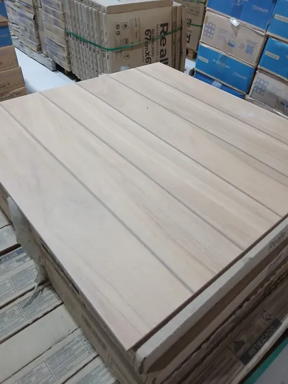 Piso amadeirado sobre o estoque de caixas de ceramica e porcelanato da loja