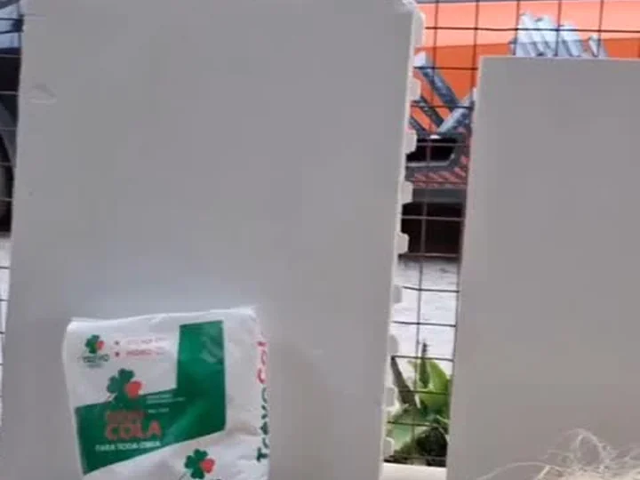 Placa de gesso, saco de gesso cola e sisal no balcão da Caxangá Construções