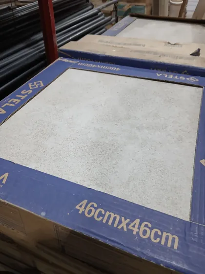 Piso 46x46 sobre a caixa da Stela, que traz a medida impressa