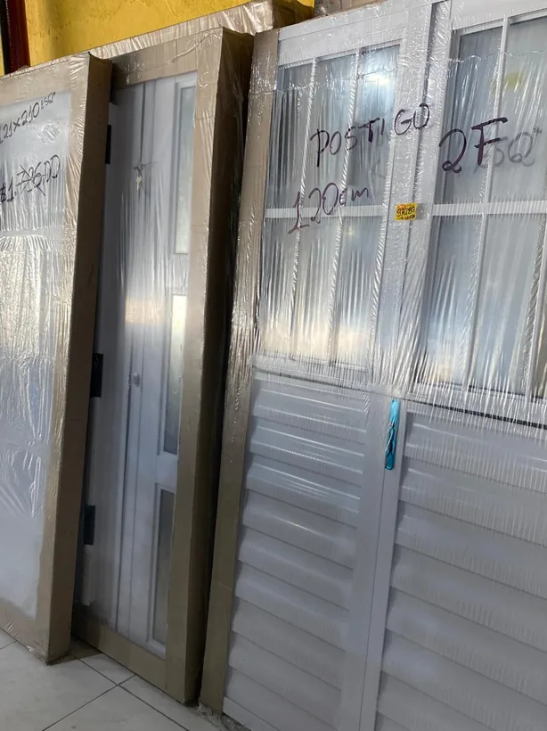 Portas de alumínio em estoque na Caxangá Construções, Av. Caxangá, 2354