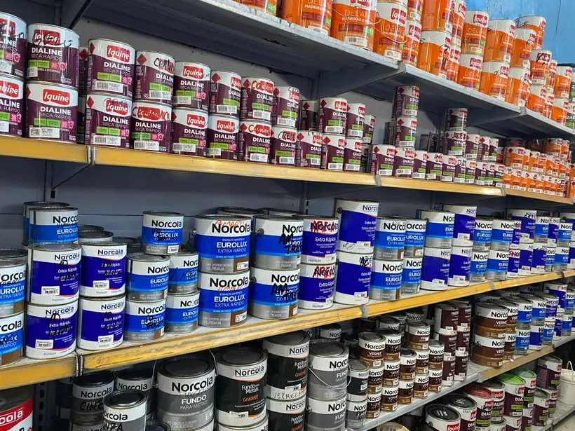 Prateleira de tintas Norcola e Iquine na Caxangá Construções